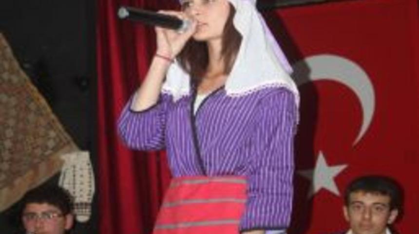 Lise &Ouml;ğrencileri T&uuml;rk&uuml; Ziyafeti &Ccedil;ekti