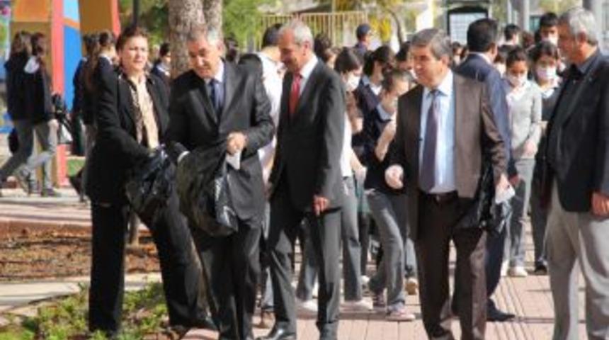 Turistler i&ccedil;in cadde ve sokakları temizlediler