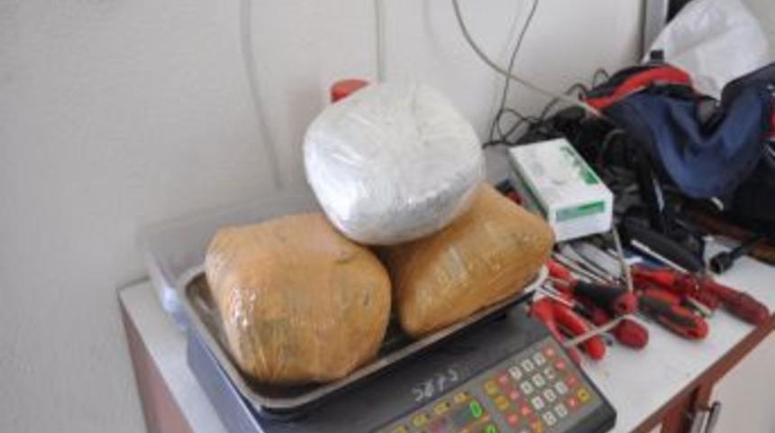 Ara&ccedil; i&ccedil;erisindeki esrar 'Deko'ya takıldı