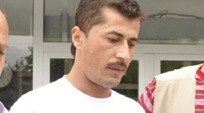 Arkadaşını boğazından bıçakladı