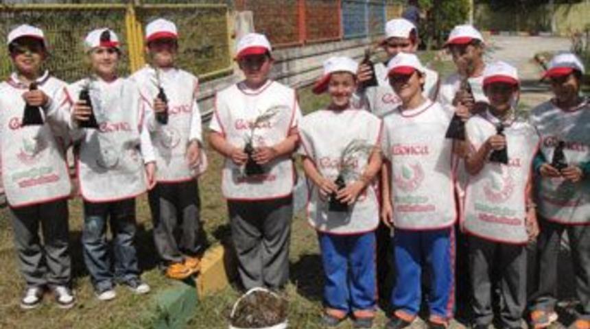 Öğrencilerle ağaç dikme kampanyası