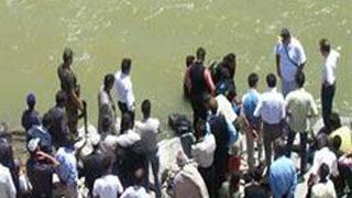 Otomobil nehre uçtu: 3 ölü