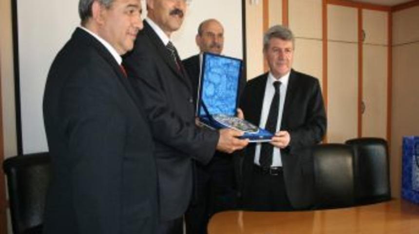 Kıbrıslı &ouml;ğrencilerden Bursa Milli Eğitim M&uuml;d&uuml;r&uuml; G&uuml;lsar&rsquo;a ziyaret