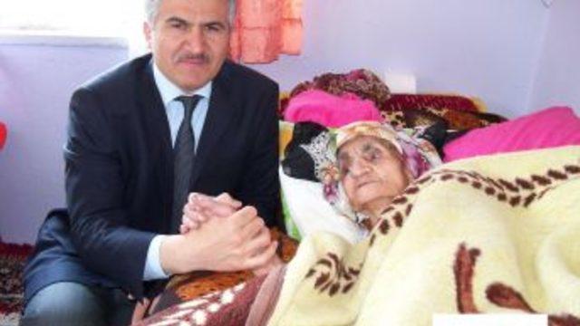 Başhekim hastaları evinde ziyaret ediyor