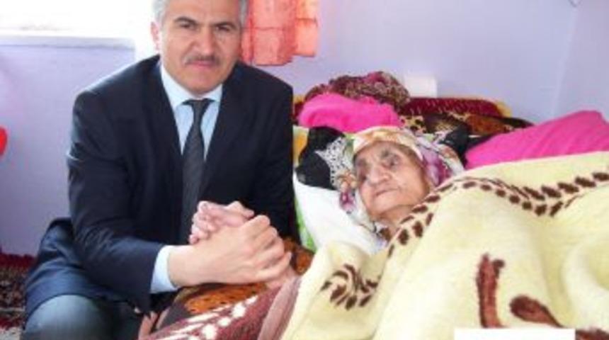 Başhekim hastaları evinde ziyaret ediyor