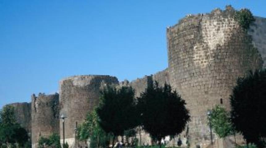 'Diyarbakır surlarının s&ouml;yledikleri' sempozyumla ele alınacak