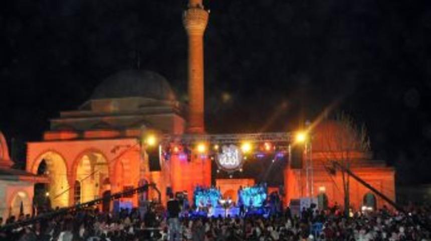 TRT, Veysel Karani K&uuml;lliyesi'nde Kutlu Doğum etkinliği d&uuml;zenledi