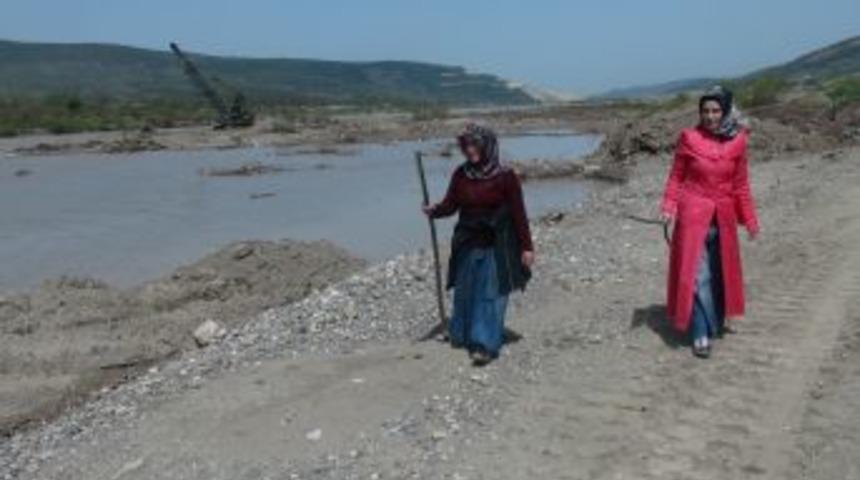 Irmak kenarında sopalarla yakınlarını arıyorlar