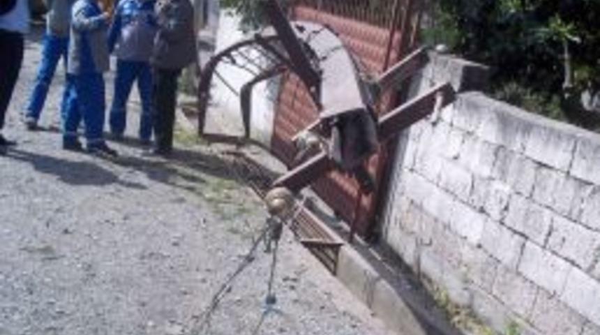 İmalathanede kazan patladı, elektrik direği yerle bir oldu