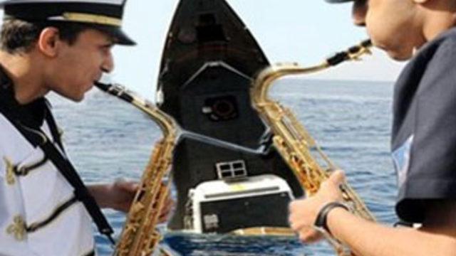 Saksafon eşliğinde gemi batırdılar