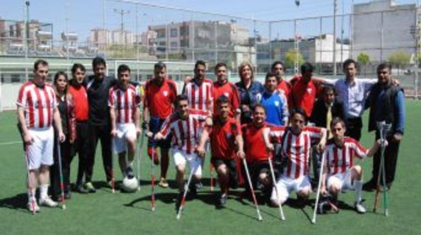 Engelliler Futbol Takımı ile basın mensuplarının ma&ccedil;ında, dostluk kazandı