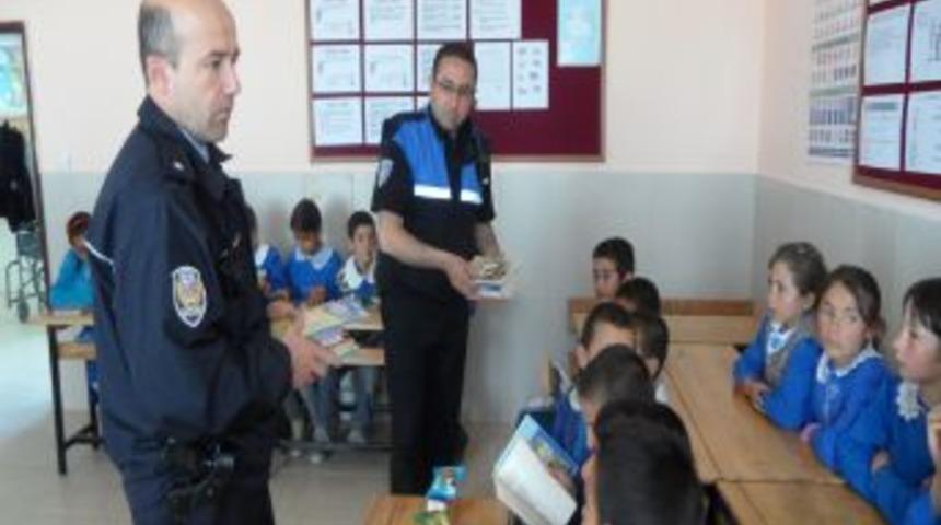 Polis, &ouml;ğrencilere kitap dağıttı