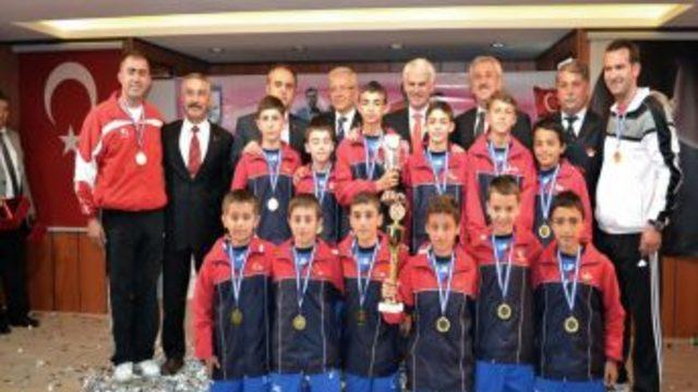 Türkiye şampiyonu olan İshakpaşa İlköğretim Okulu Dünya Kupası'na katılacak