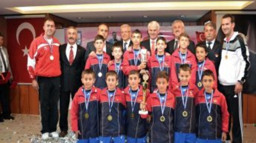 T&uuml;rkiye şampiyonu olan İshakpaşa İlk&ouml;ğretim Okulu D&uuml;nya Kupası'na katılacak