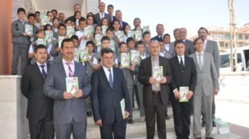 İlk&ouml;ğretim &ouml;ğrencilerine 23 Nisan hediyesi masal kitabı