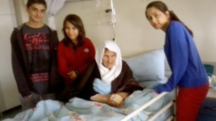 &Ouml;ğrenciler hastaları ziyaret ederek g&ouml;n&uuml;llerini alıyor