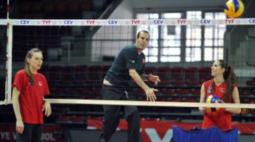 Voleybolda Bülent Güneş'in smaçları sporcuları heyecanlandırıyor