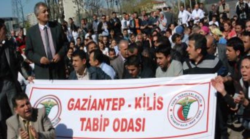 Gen&ccedil; doktoru kalbinden bı&ccedil;aklayarak ağır yaraladı