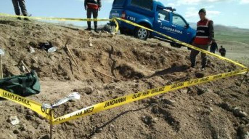 Belediye başkanı ka&ccedil;ak kazı yaparken yakalandı