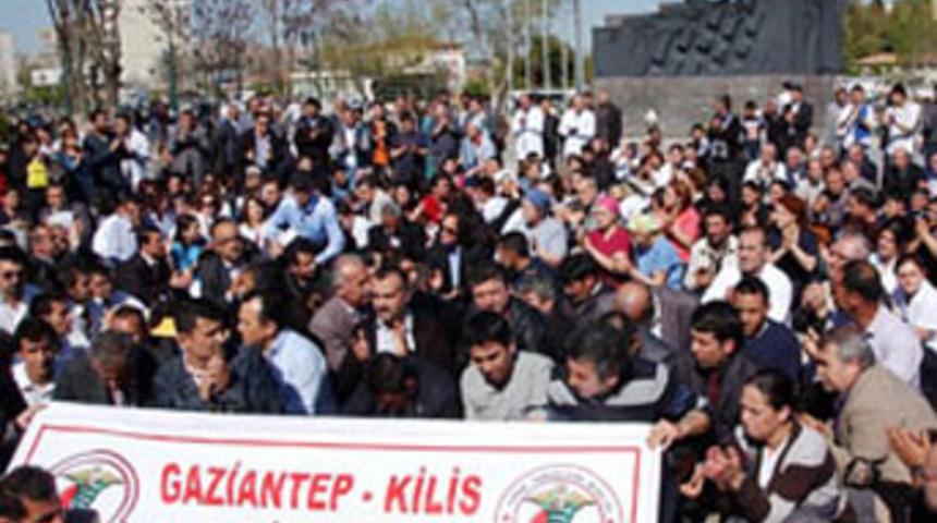 Hasta yakını doktoru bı&ccedil;akladı