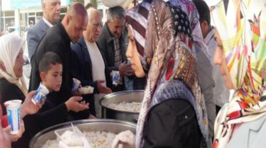 Kutlu Doğum etkinliğinde konuklara etli pilav ikram edildi