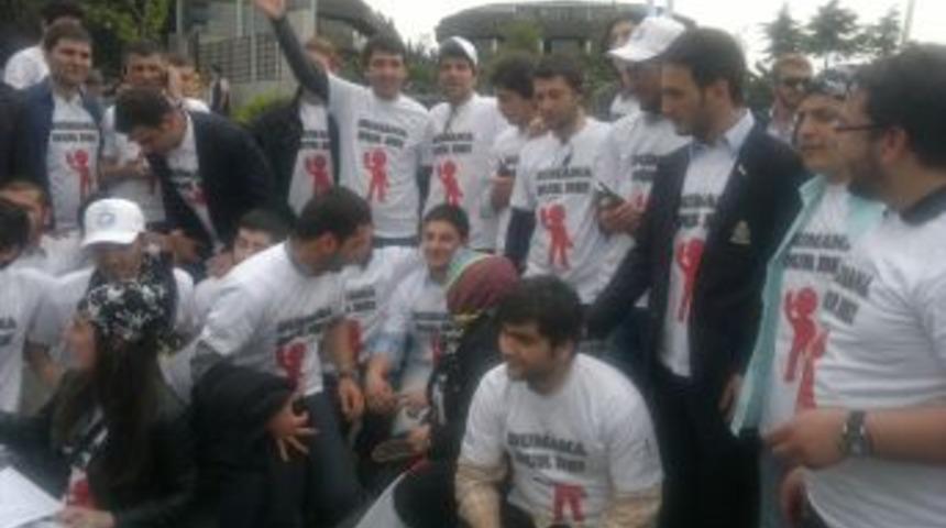 Sigaraya 'tabutlu' protesto