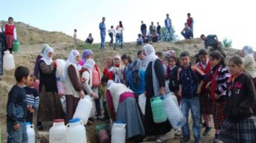 Su sıkıntısı kadınlarla erkeklerin arasını a&ccedil;tı