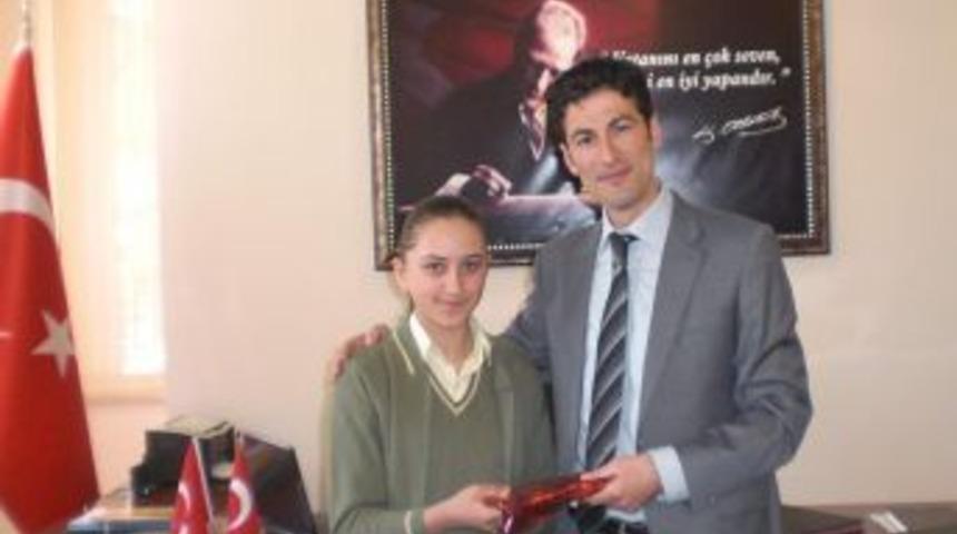 Aydıncık Kaymakamı Kafkas, dereceye giren &ouml;ğrenciyi &ouml;d&uuml;llendirdi