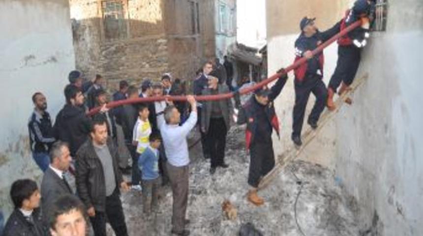 Ahşap evde &ccedil;ıkan yangın, paniğe neden oldu
