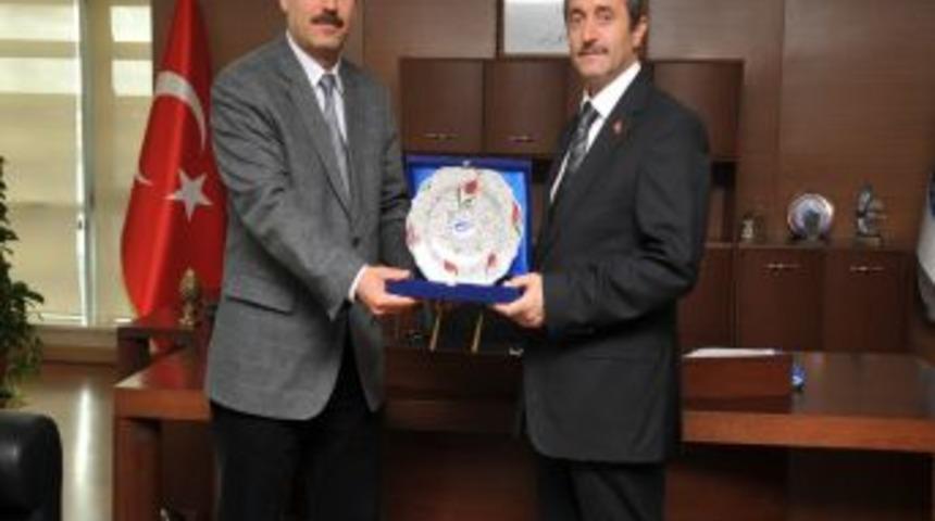 Kimse Yok mu Derneği'nden, Belediye Başkanı Tahmazoğlu&rsquo;na teşekk&uuml;r plaketi