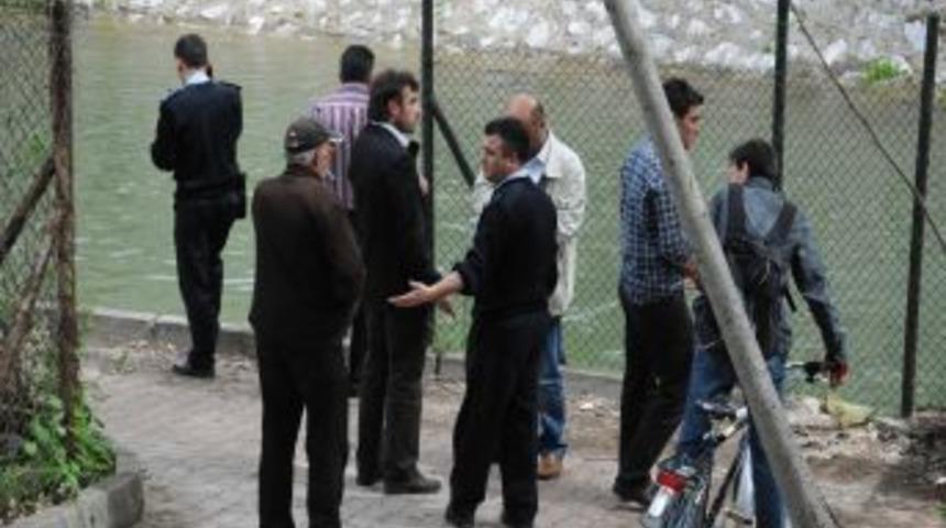 &Ccedil;ark Deresi'ne d&uuml;şen kişiyi vatandaşlar kurtardı