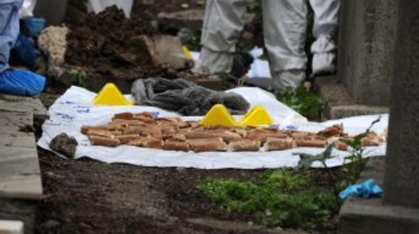 Mezarlıkta bulunan patlayıcılar emniyete g&ouml;t&uuml;r&uuml;ld&uuml;