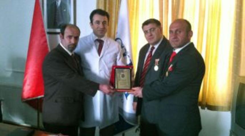 Harp malul&uuml; gazilerden &Ouml;zel Şifa'ya plaket