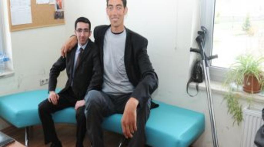 D&uuml;nyanın en uzun insanı Sultan K&ouml;sen, belediyeden ara&ccedil; talep etti