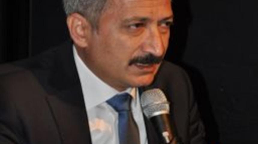 Kutlu Doğum'u kırmızı g&uuml;l ve Hz. Muhammed'i anlatan kitaplarla kutladılar