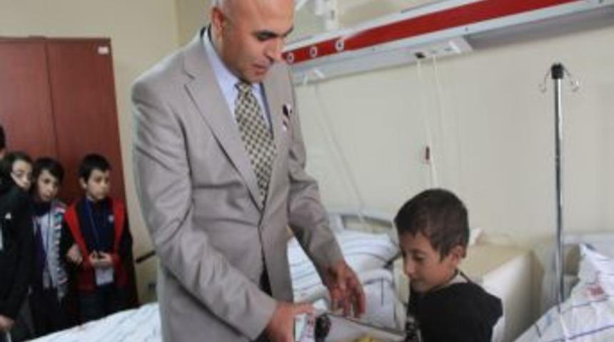 Ali Korkut, hastanede tedavi g&ouml;ren &ccedil;ocukların bayramını kutladı