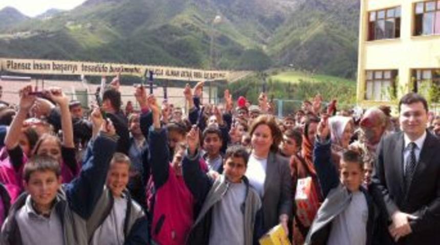 Bir kalem ile g&ouml;n&uuml;l k&ouml;pr&uuml;s&uuml; kurdular