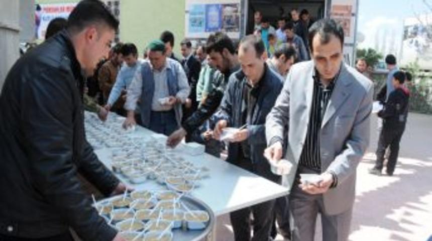 Pursaklar'da Kutlu Doğum nedeniyle aşure dağıtıldı