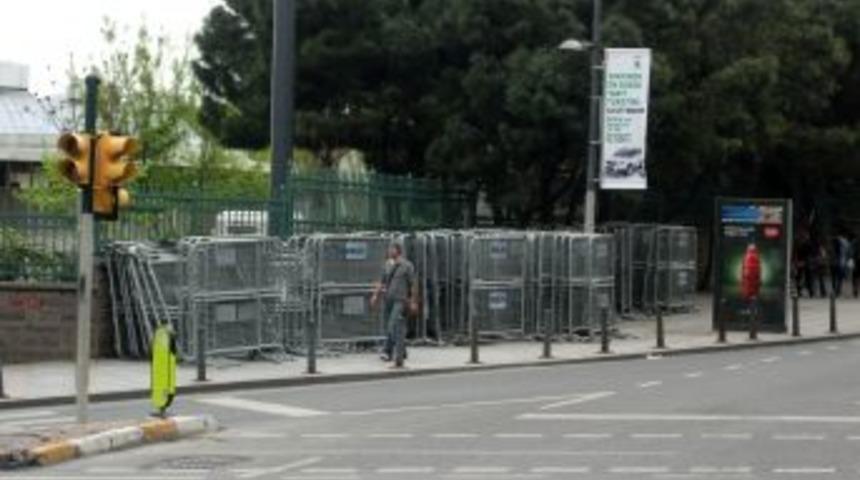 1 Mayıs bariyerleri Taksim&rsquo;de