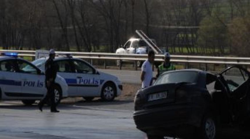 Liseli gen&ccedil;lerin kullandığı otomobil, tırın altına girdi: 4 yaralı