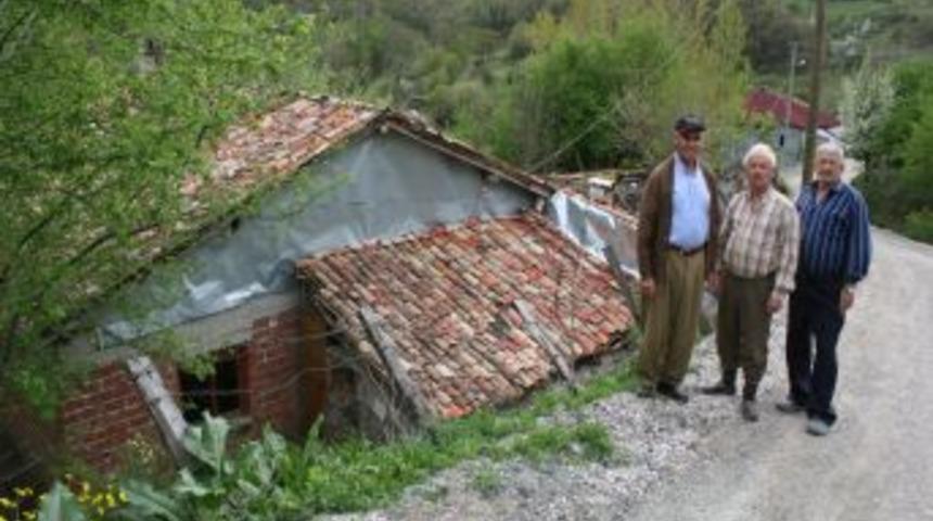 Yaşlı &ccedil;ift, oturulamaz raporu verilen evde &ouml;l&uuml;m&uuml; bekliyor