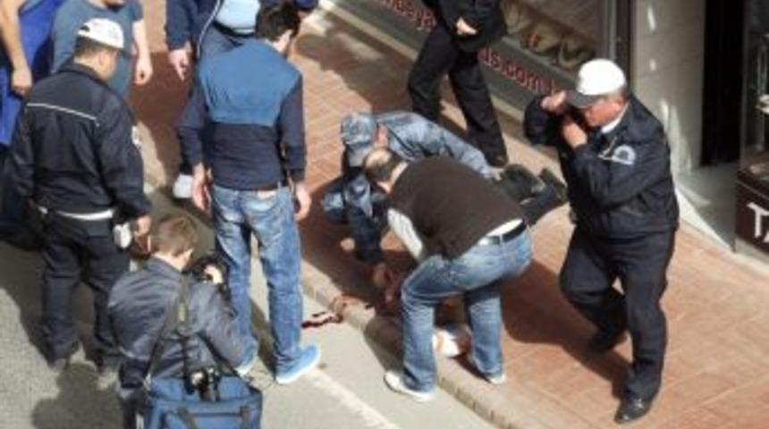 Servis minib&uuml;s&uuml; yayaya &ccedil;arptı, 1 kişi yaralandı