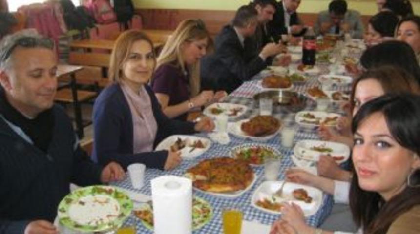 Öğretmenler iletişimi güçlendirmek için diğer okulları ziyaret ediyor