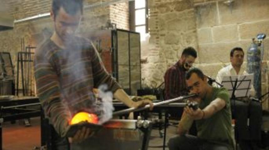 Ney eşliğinde cama şekil verdiler