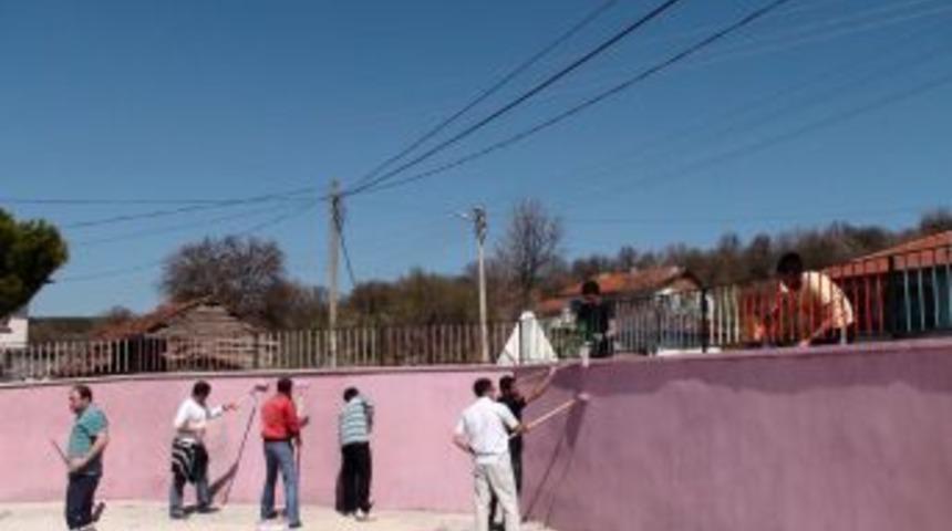 &Uuml;niversite &ouml;ğrencileri imeceyle k&ouml;y okulunu boyadı