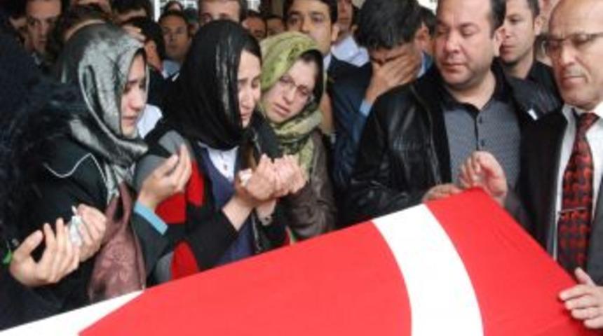 Doktoru bı&ccedil;akladıktan sonra, yanına kimseyi yaklaştırmamış