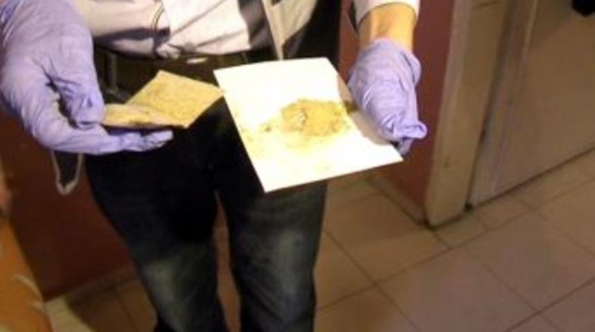 Polis, uyuşturucuyu fayansların arasında buldu