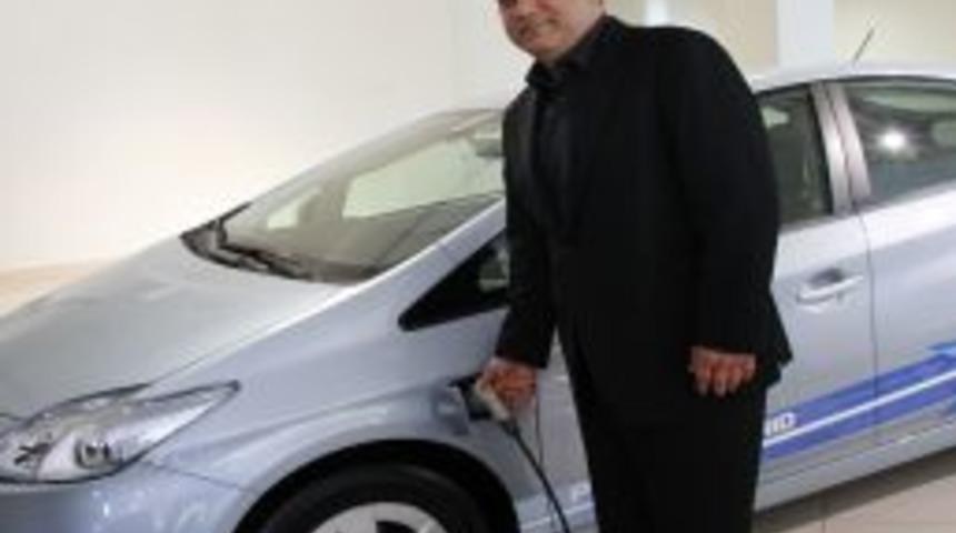 Toyota hibrit otomobilini basına tanıttı