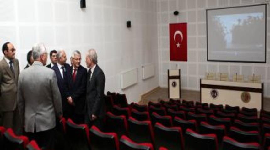 A&Uuml;'l&uuml; &ouml;ğrenciler İngilizceyi sinema salonda &ouml;ğrenecek