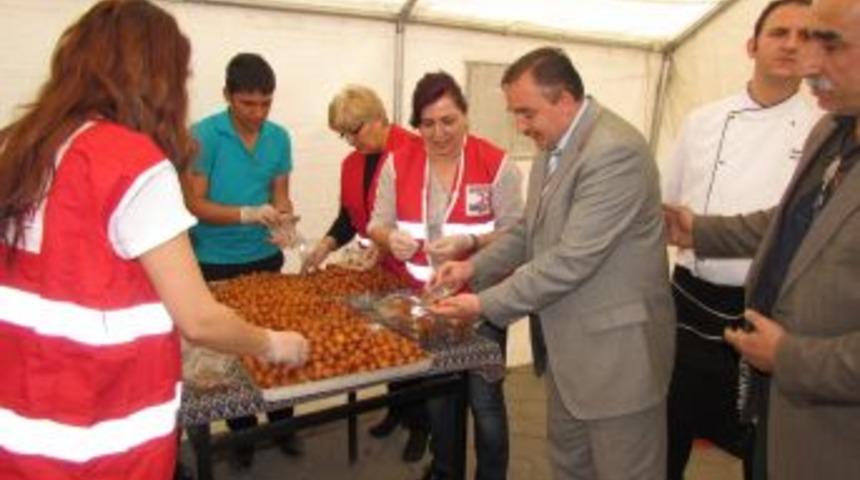 Kızılay Kutlu Doğum Haftası nedeniyle tatlı ikram etti